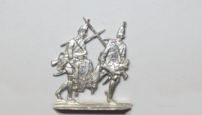 2 preußische Grenadiere tragen einen verwundeten Musketier